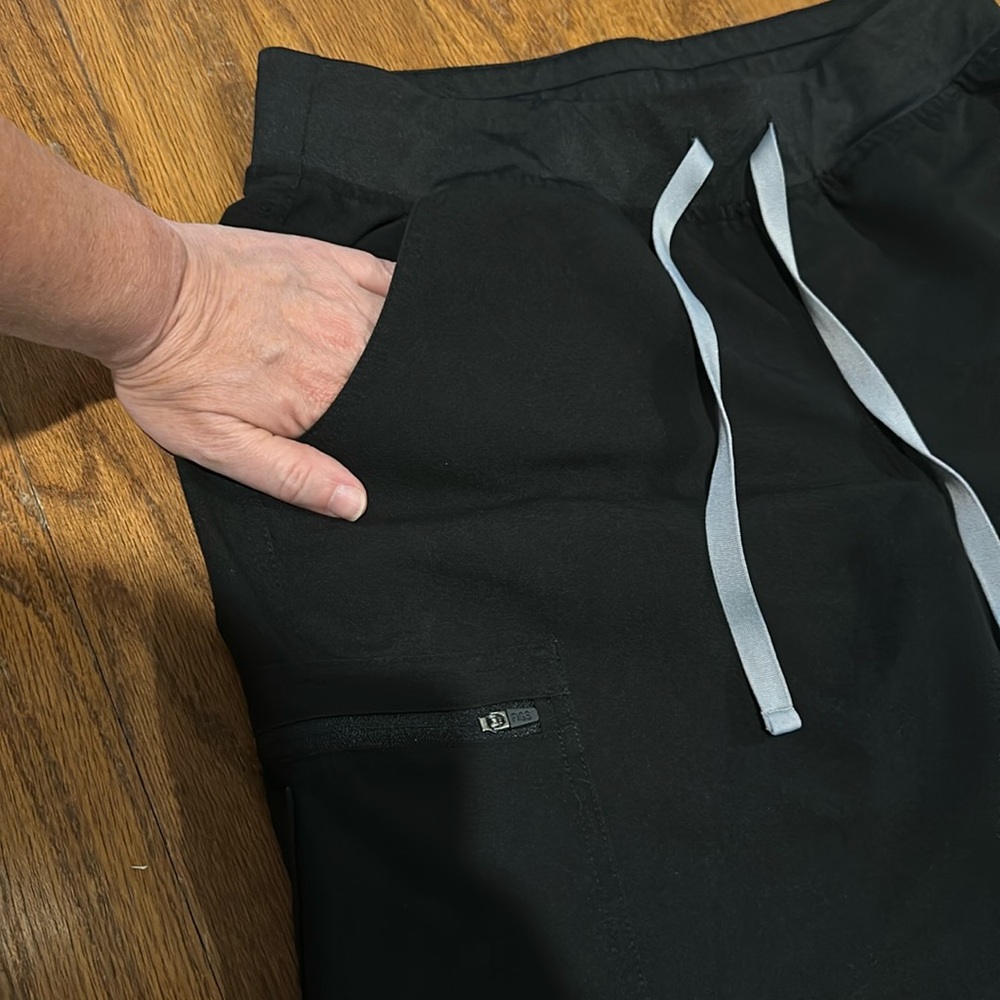 FIGS. Cargo scrub pants. Black.  Med. - Picture 3 of 6